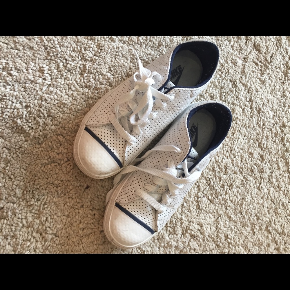 NIKE Kicks white and blue size 6.5